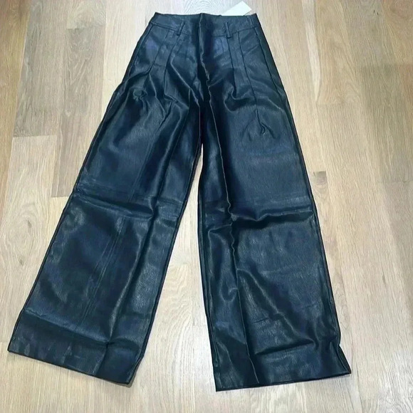 NWT Line & Dot Mika Faux Leather wide-legged Pants size medium
8111 - Picture 3 of 7